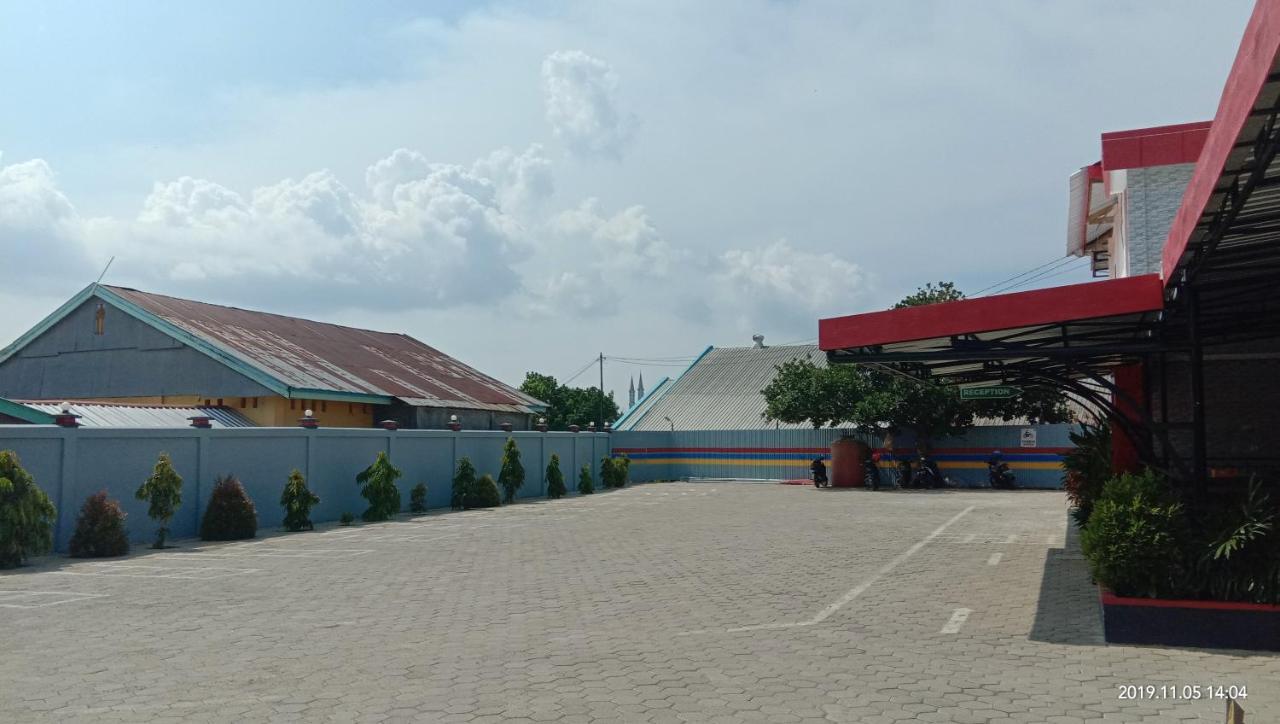 Hotel Meganita Mamuju Exterior foto